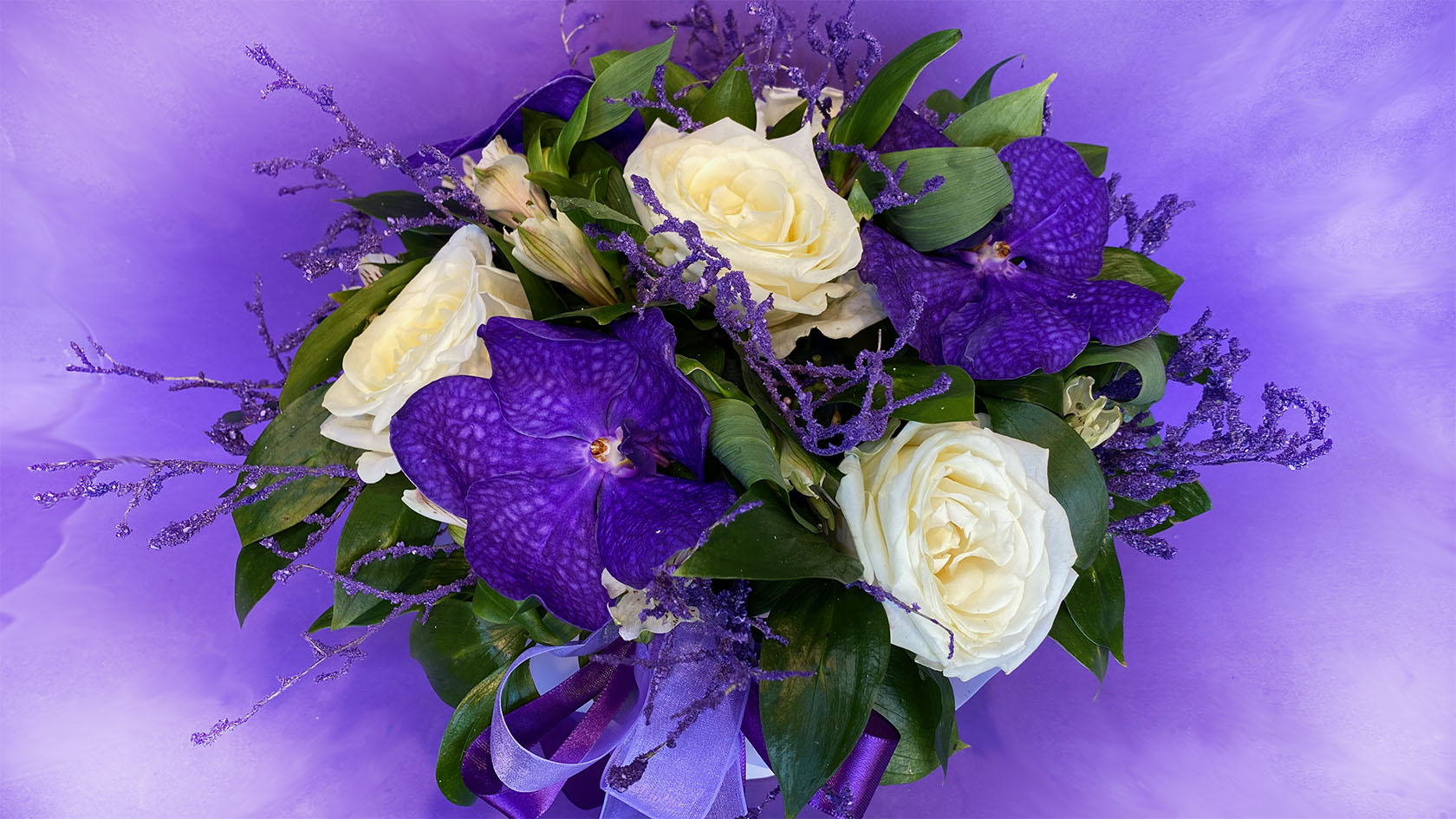 Букет в шляпной коробке с белыми розами и фиолетовыми орхидеями №14