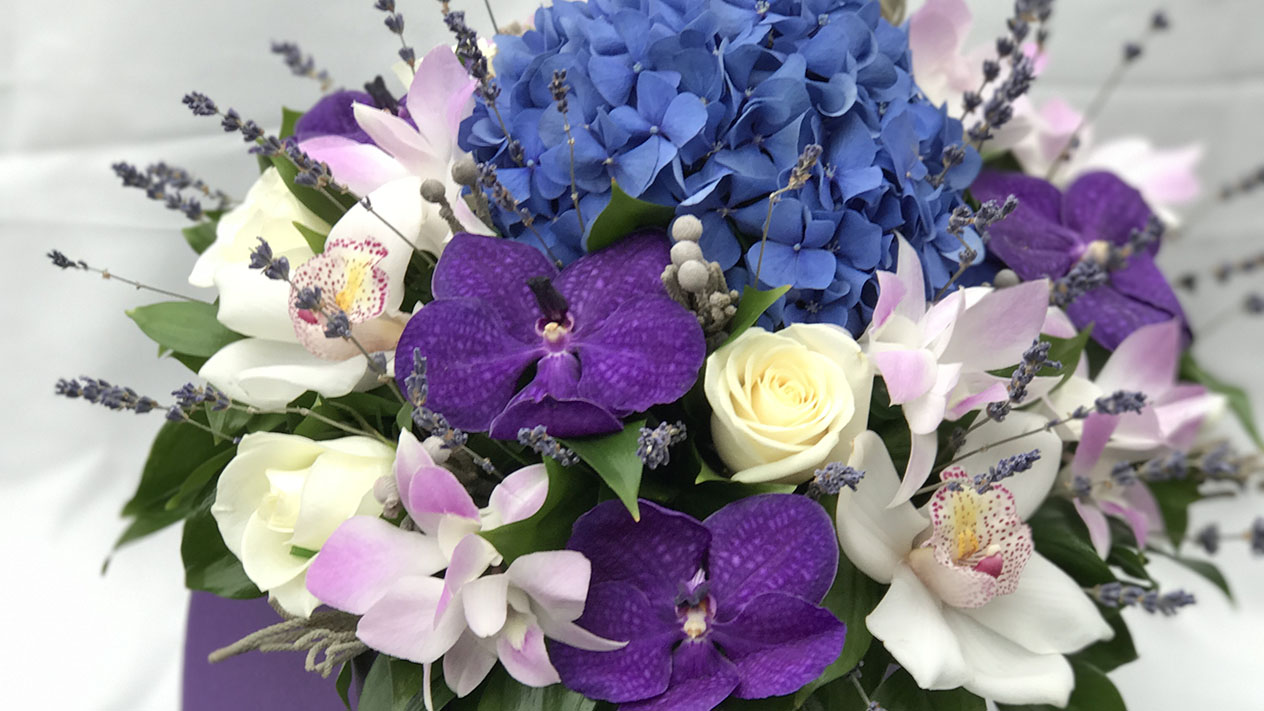 Букет с голубой гортензией и фиолетовыми орхидеями и лавандой №52