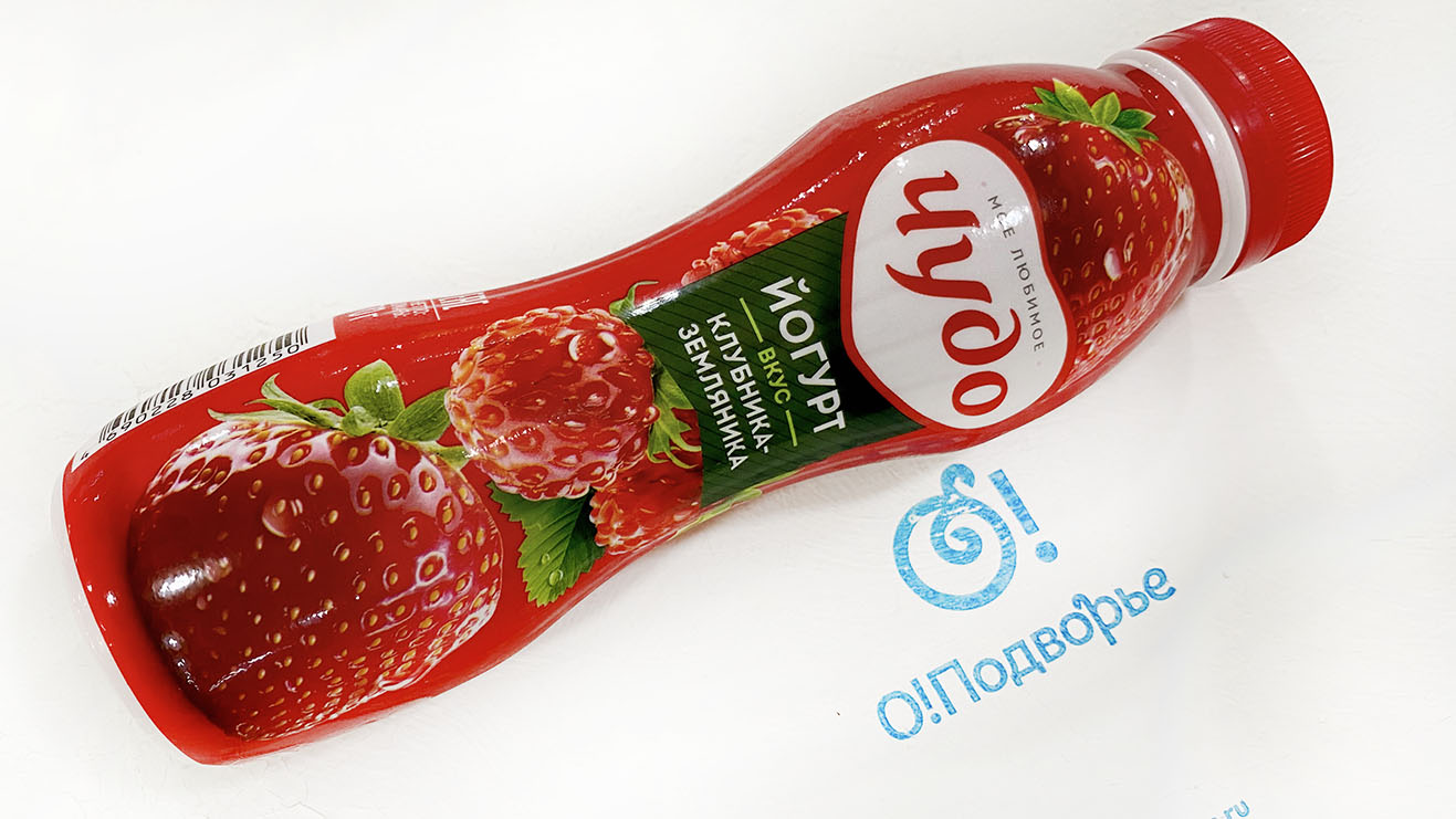 Йогурт фруктовый  "Чудо" со вкусом клубника-земляника 2,4% 270 грамм