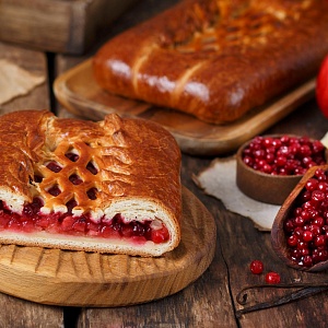 Пирог &quot;Акуловский&quot; с яблоком и брусникой ( половинка) 300 г Крафтовый