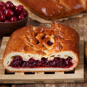 Пирог &quot;Акуловский&quot; с  вишней (половинка) 300 г Крафтовый